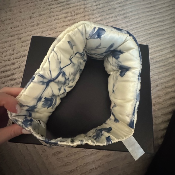 Lunya silk eye mask in Whisper Bloom - Picture 10 of 11